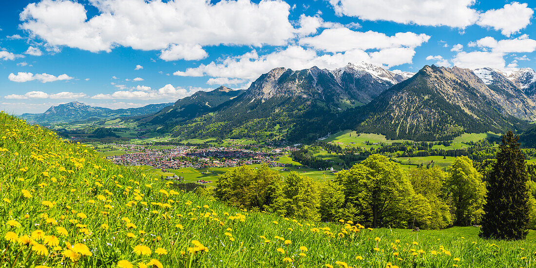 Bergpanorama von Südwesten auf Oberstdorf, Oberallgäu, Allgäu, Bayern, Deutschland, Europa