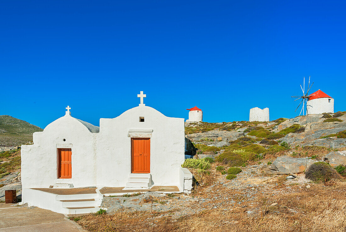 Blick auf die orthodoxe Kapelle und traditionelle Windmühlen, Chora, Amorgos, Kykladen, Griechenland