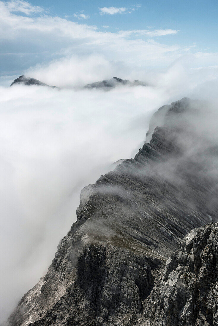 Vom Nebel umwarberter Grat am Steintalhörnl, Berchtesgadener Alpen, Bayern, Deutschland
