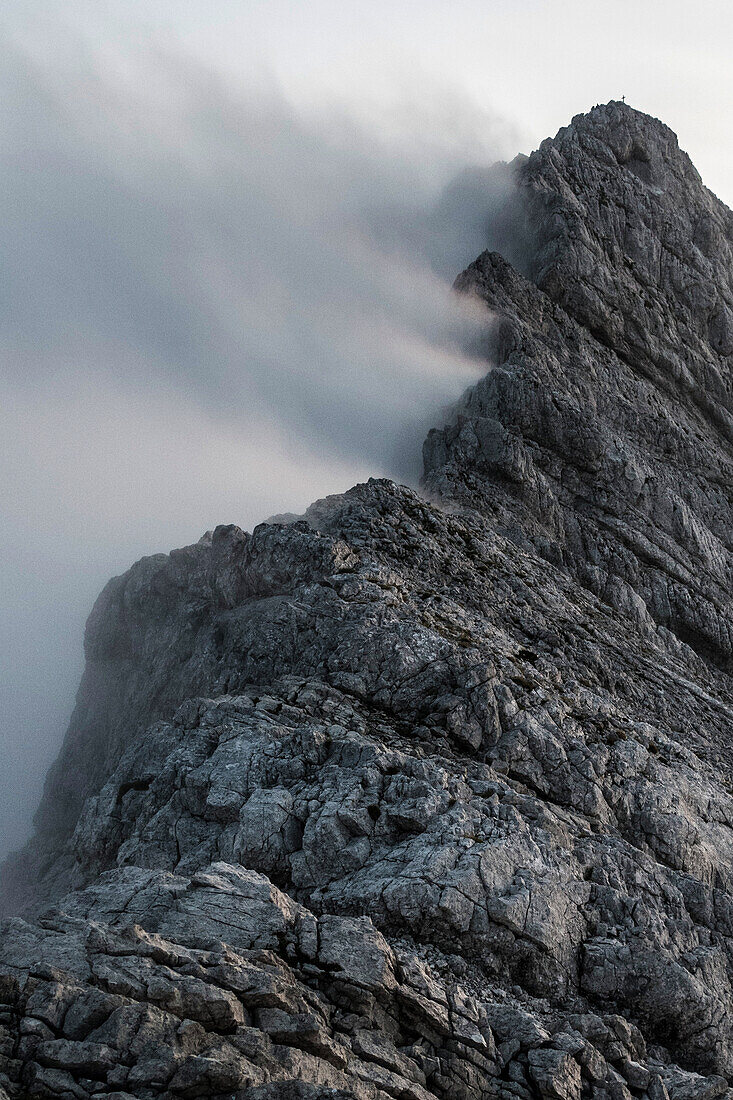 Der Grat zum Steintalhörnl im Nebel, Berchtesgadener Alpen, Bayern, Deutschland