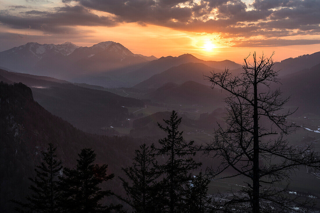 Sonnenuntergang auf dem Falkenstein mit Blick in Richtung Hochfelln, Chiemgauer Alpen, Inzell, Bayern, Deutschland