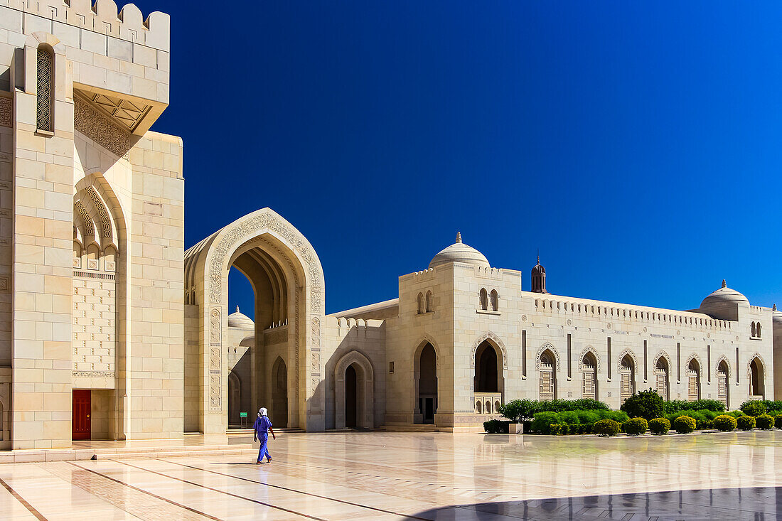 Die mächtige Sultan Qaboos Moschee in Muscat im Oman ist perfekt gepflegt