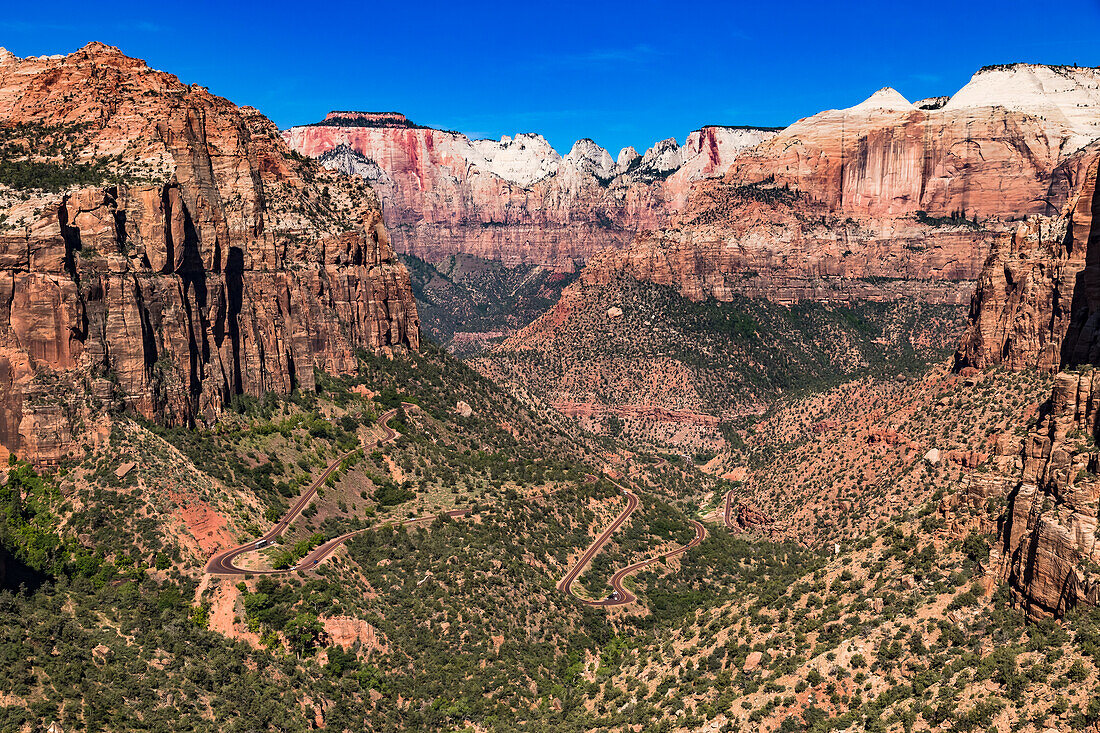 Die Wanderung am Canyon Overlook Trail am Zion Mount Carmel Highway gehört zu den Highlights des Südwestens der USA, Utah