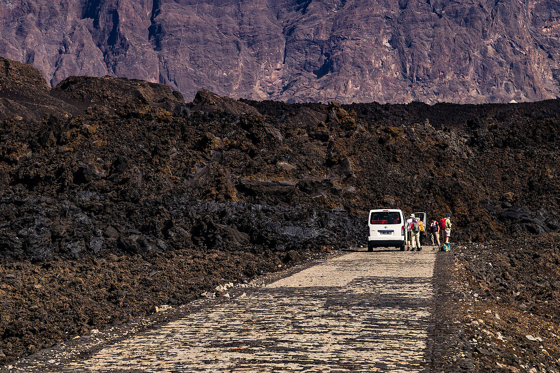 Eine Straße durch den Krater des Pico do Fogo wurde von Lava komplett überdeckt, Kapverden