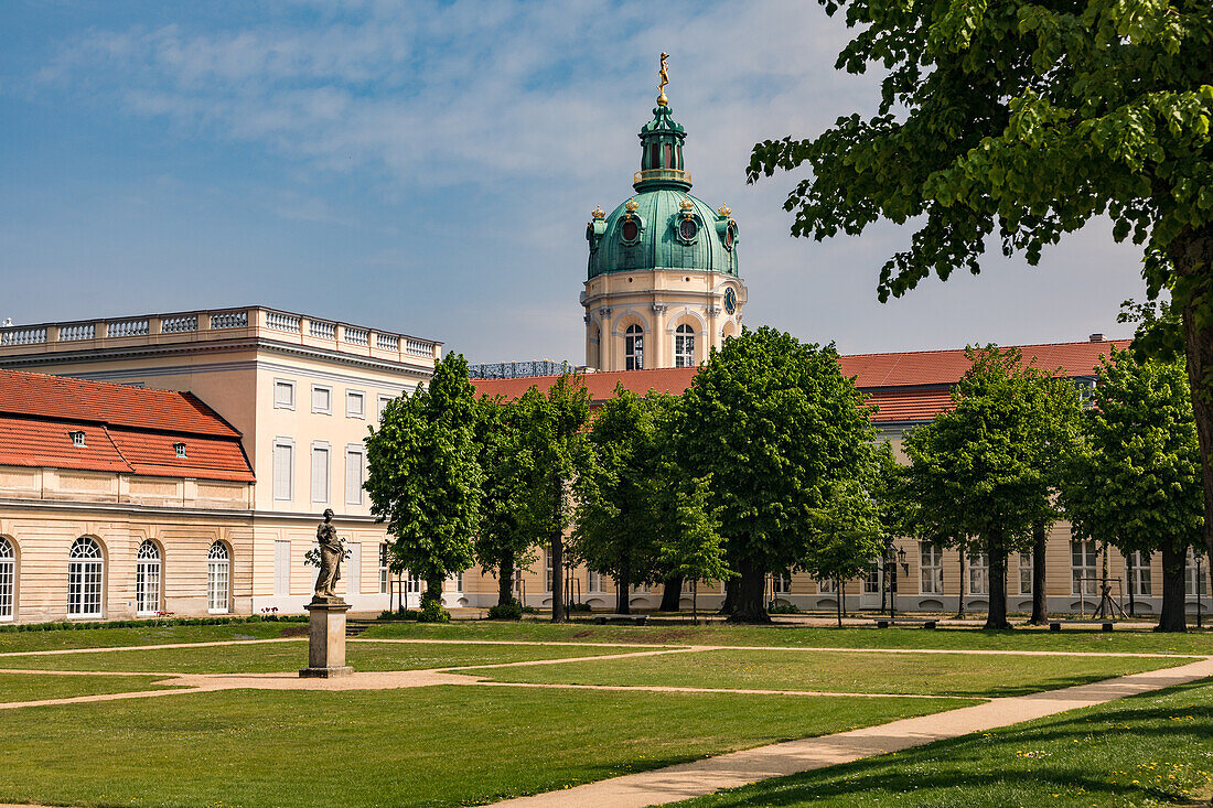 Der Schlossgarten und das Barockschloss zu Charlottenburg in Berlin sind ein beliebtes Ausflugsziel, Deutschland