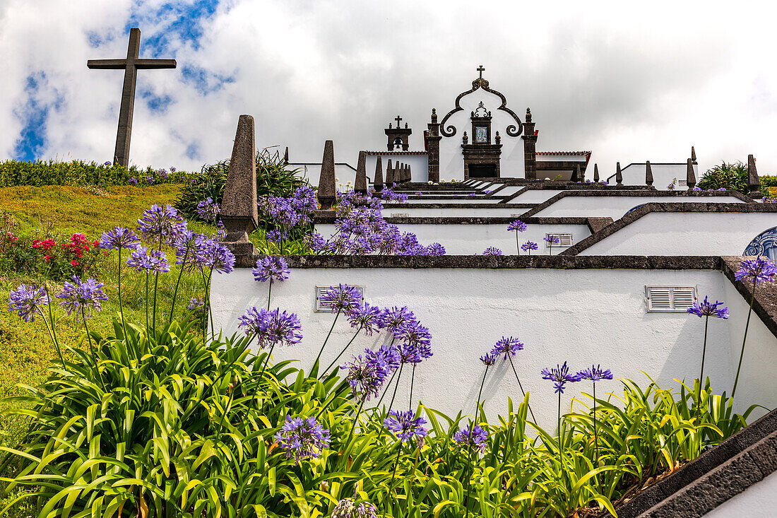 An der Südküste der Azoren-Insel Sao Miguel steht die beliebte Kirche Ermida de Nossa Senhora da Paz, Portugal