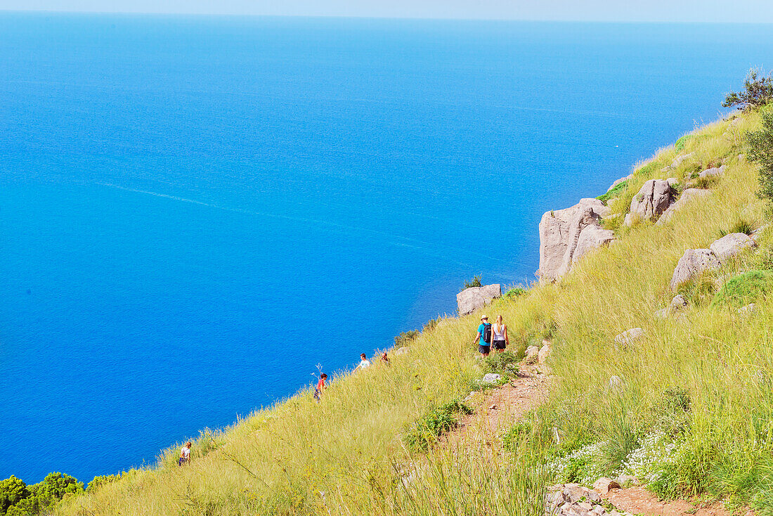 Menschen zu Fuß auf La Rocca Trail, Cefalu, Sizilien, Italien, Europa