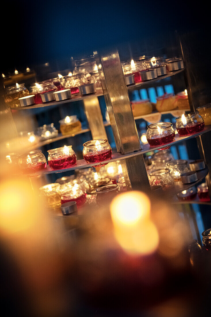 Kerzenlichter im Wenshu Kloster in Chengdu, Sichuan Provinz, China, Asien
