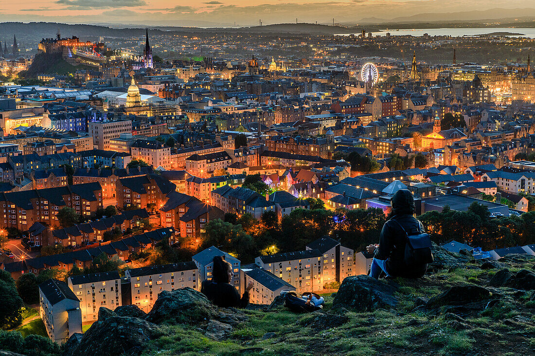 Edinburgh bei Nacht, Castle, Ilumination der Stadt, Blick von Salisbury Crags, Schottland, UK