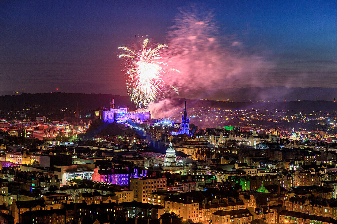 Edinburgh Tattoo, Feuerwerk über Edinburgh Castle, Blick von Salisbury Crags, Illumination, Schottland, UK