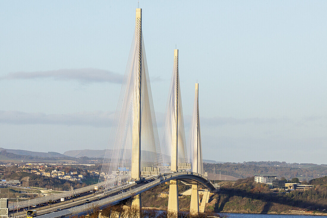 Neue Queensferry Crossing Brücke über Firth of Forth, Schottland, UK