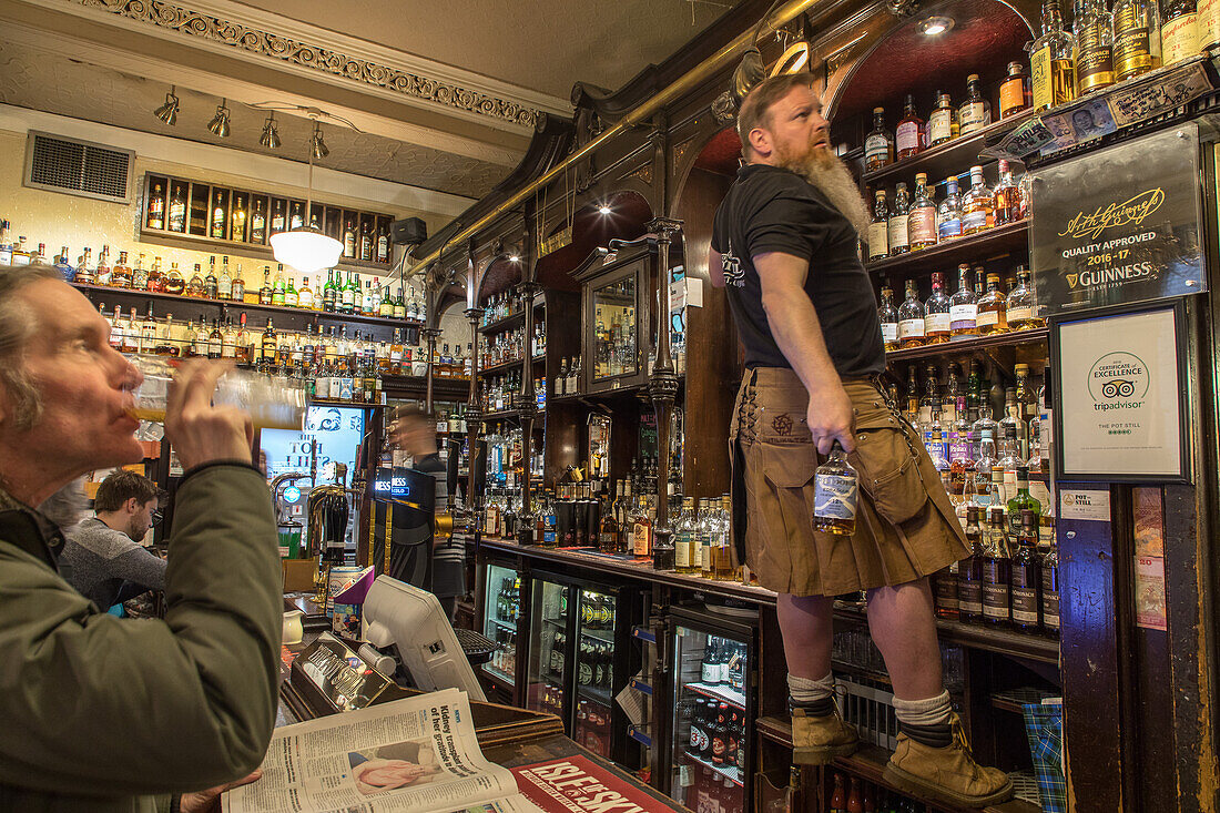 The Pot Still Bar, 800 Whisky-Flaschen, Wirt im Kilt, Glasgow, Schottland UK