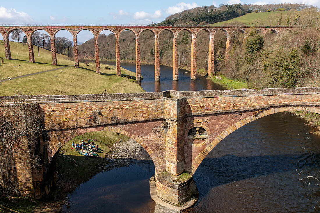 Leaderfoot Viaduct und Drygrange Old Bridge, Kanus, Wassersport, Tweed Fluss, Scottish Borders, Schottland, UK