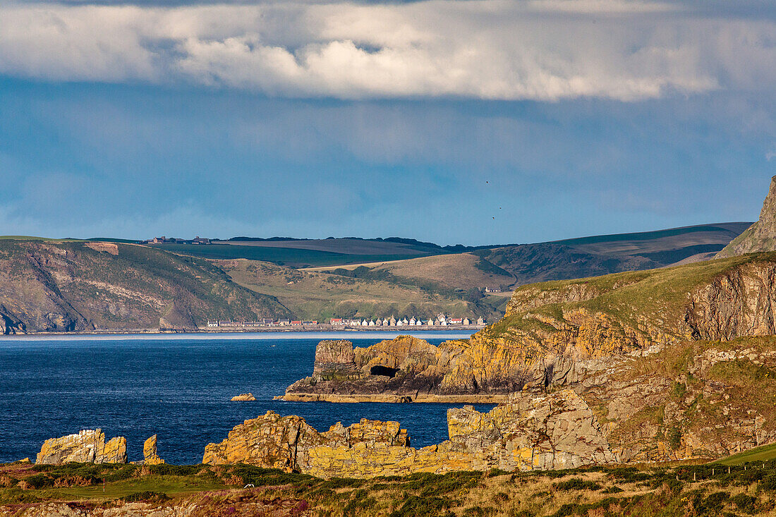 View of Crovie from Gardenstown, gable, Moray Firth, row of houses by the sea, rocky coast, Aberdeenshire, Scotland, UK