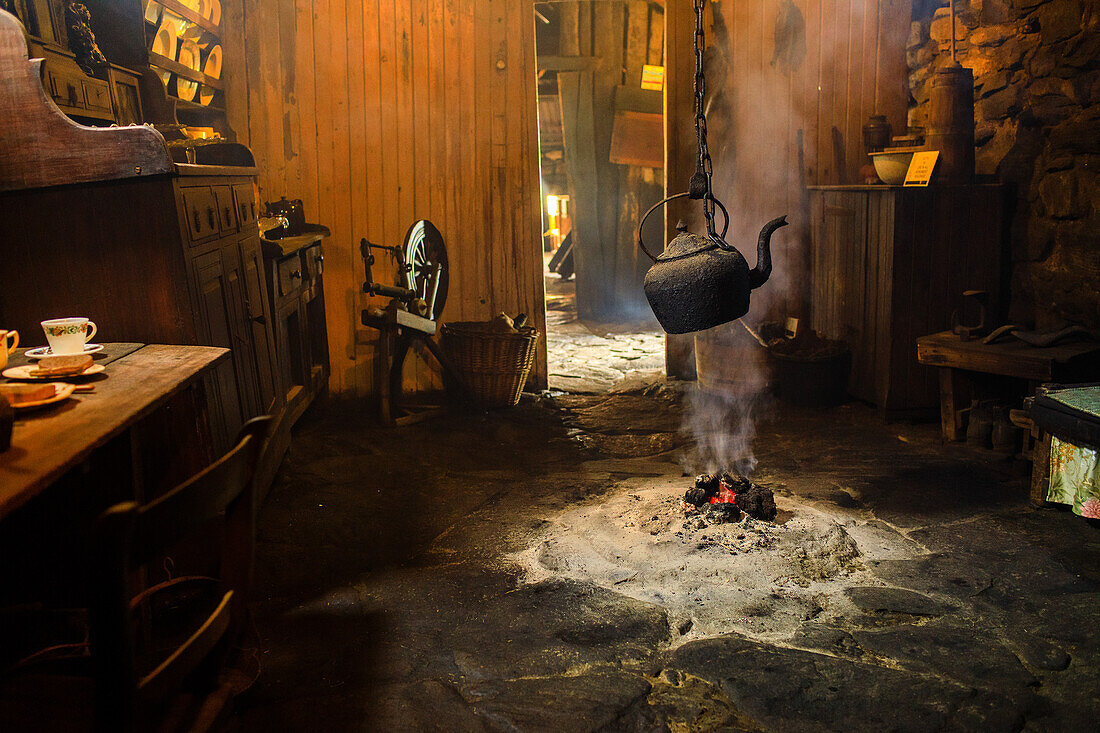 Offener Kamin in Cottage, Arnol Blackhouse Museum, Insel Lewis, Äußere Hebriden, Schottland UK