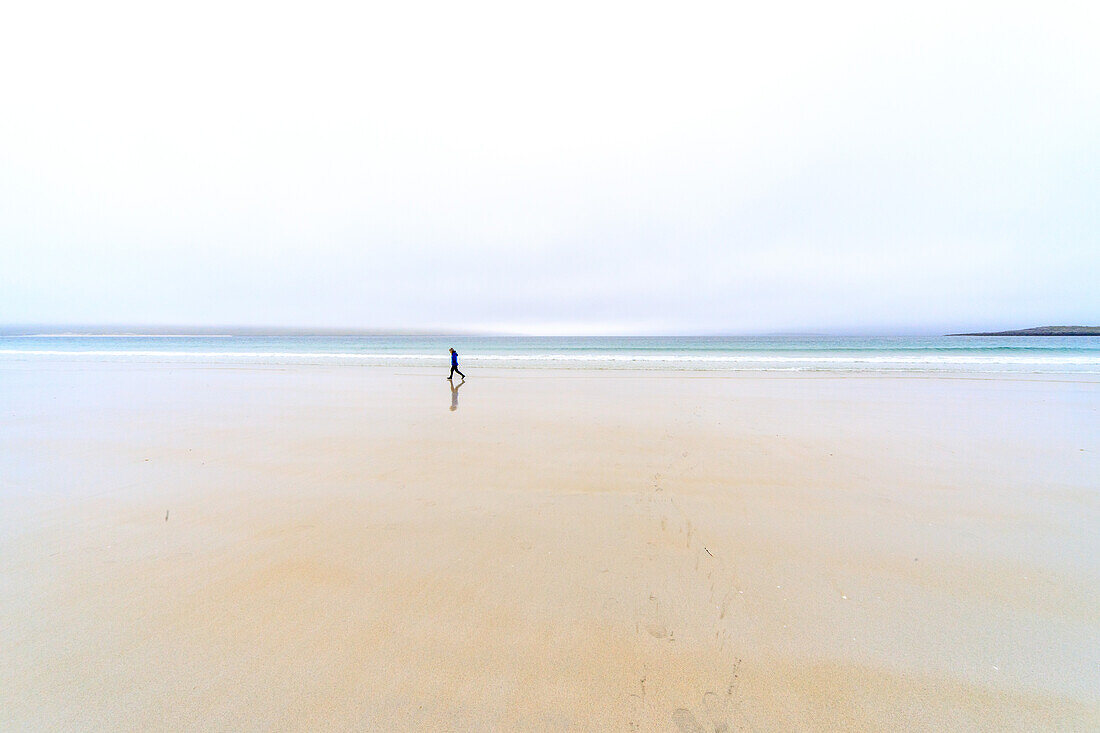Sandstrand Luskentyre, weit, offen, einsamer Wanderer, Insel Harris, Äußere Hebriden, Schottland UK
