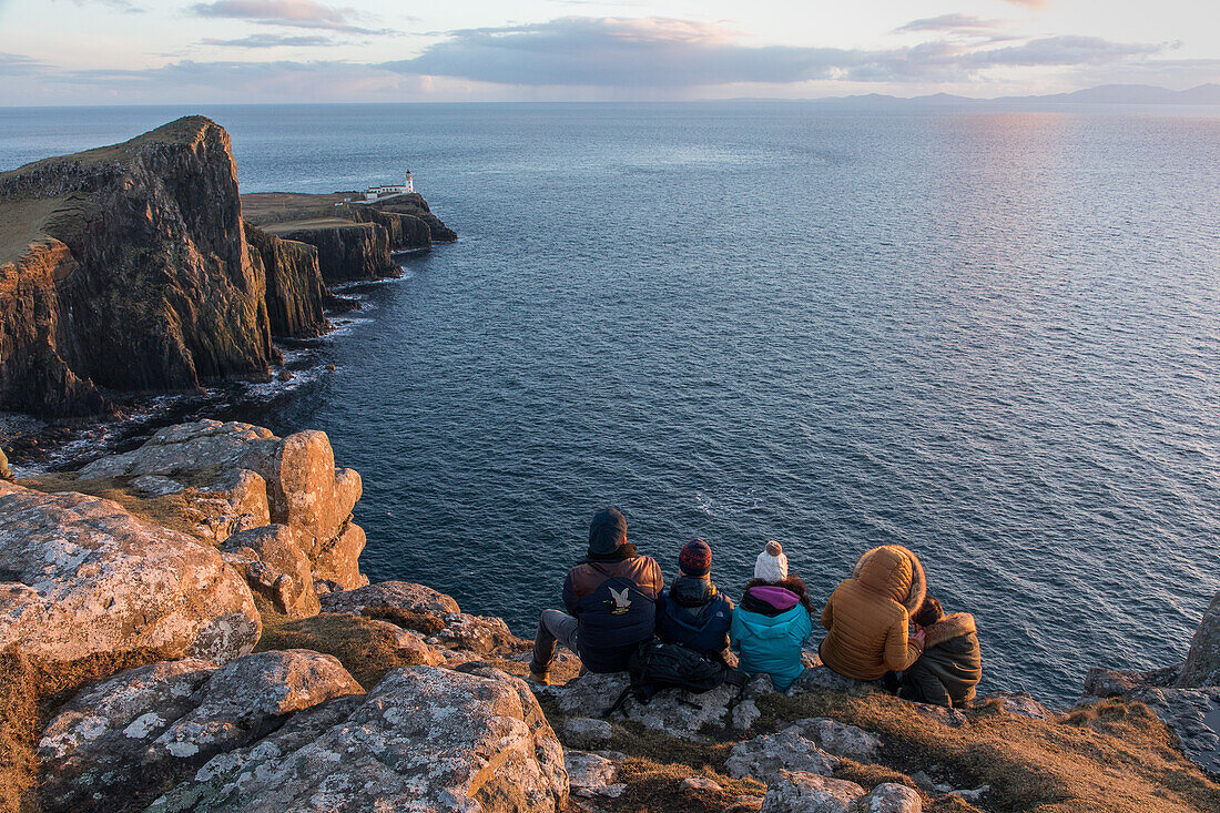 Touristen warten auf Sonnenuntergang im Meer, Neist Point, Klippen und Leuchtturm, Isle of Skye, Landzunge, Schottland UK