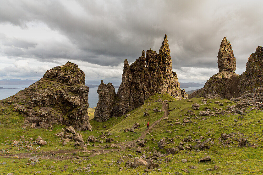 Wanderer, Old Man of Storr auf Trotternish Halbinsel, Isle of Skye, Schottland UK