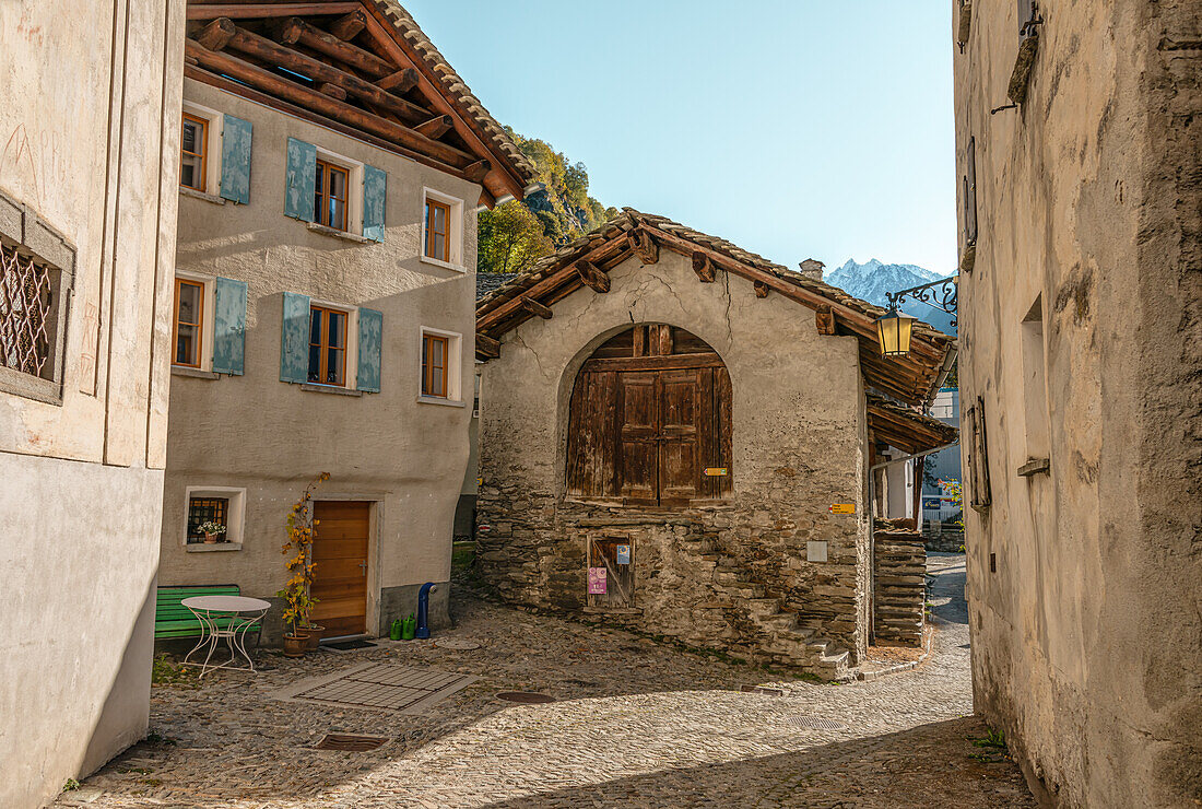 Traditionelle Bauernhäuser im Dorf Soglio im Bergell, Graubünden, Schweiz