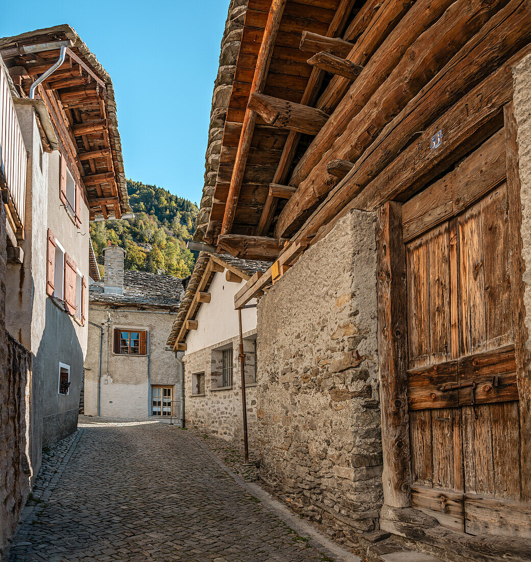 Traditionelle Bauernhäuser im Dorf Soglio im Bergell, Graubünden, Schweiz
