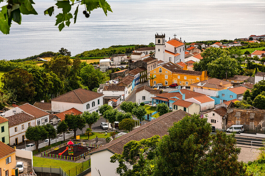 Malerisches Dorf an der Küste der portugiesischen Insel Sao Miguel im Atlantik, Azoren