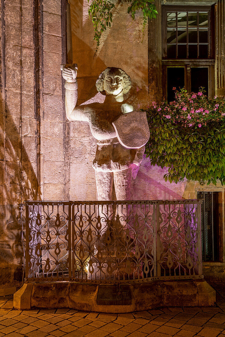 Beleuchtete Roland Statue vor dem historischen Rathaus, Welterbestadt Quedlinburg, Sachsen-Anhalt, Deutschland