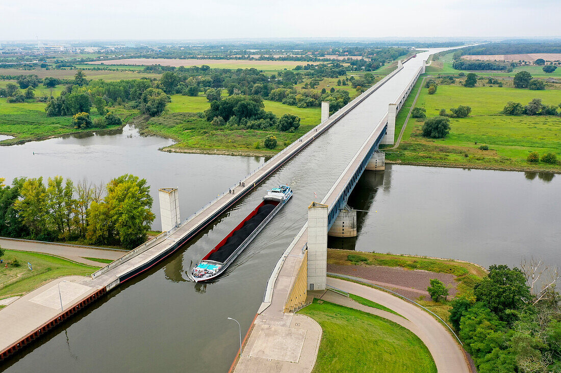 Wasserstraßenkreuz Magdeburg, Mittellandkanal führt über die Elbe, längste Trogbrücke Europas, Hohenwarthe, Sachsen-Anhalt, Deutschland