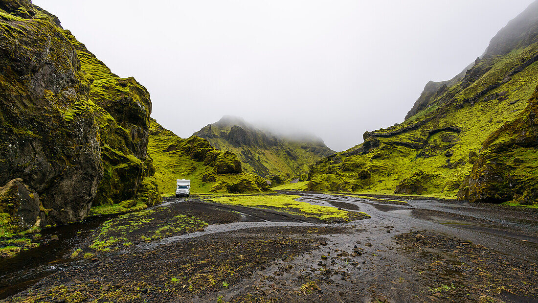 Camping im Flussbett im grünen Moos, Þórsmörk, Südküste, Island