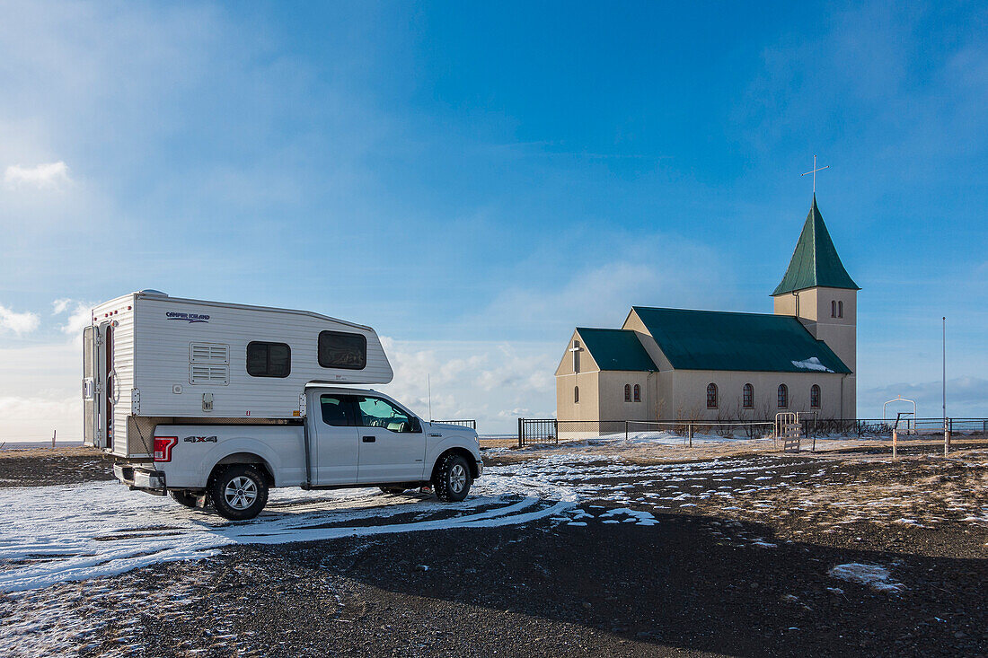 Camper vor der Kirche, Snaeffelsness Halbinsel, Island