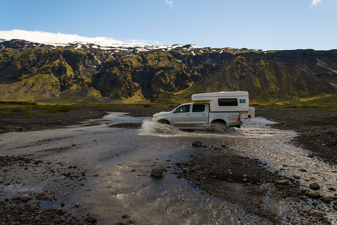 Camper beim furten eines kleinen Flusses im isländischen Hochland