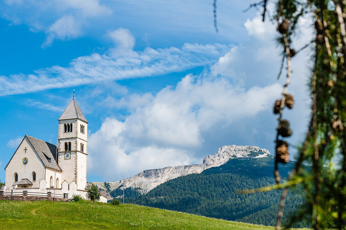 Kirche St. Wolfgan und Berg Weißhorn, Aldein, Radein, Südtirol, Alto Adige, Italien