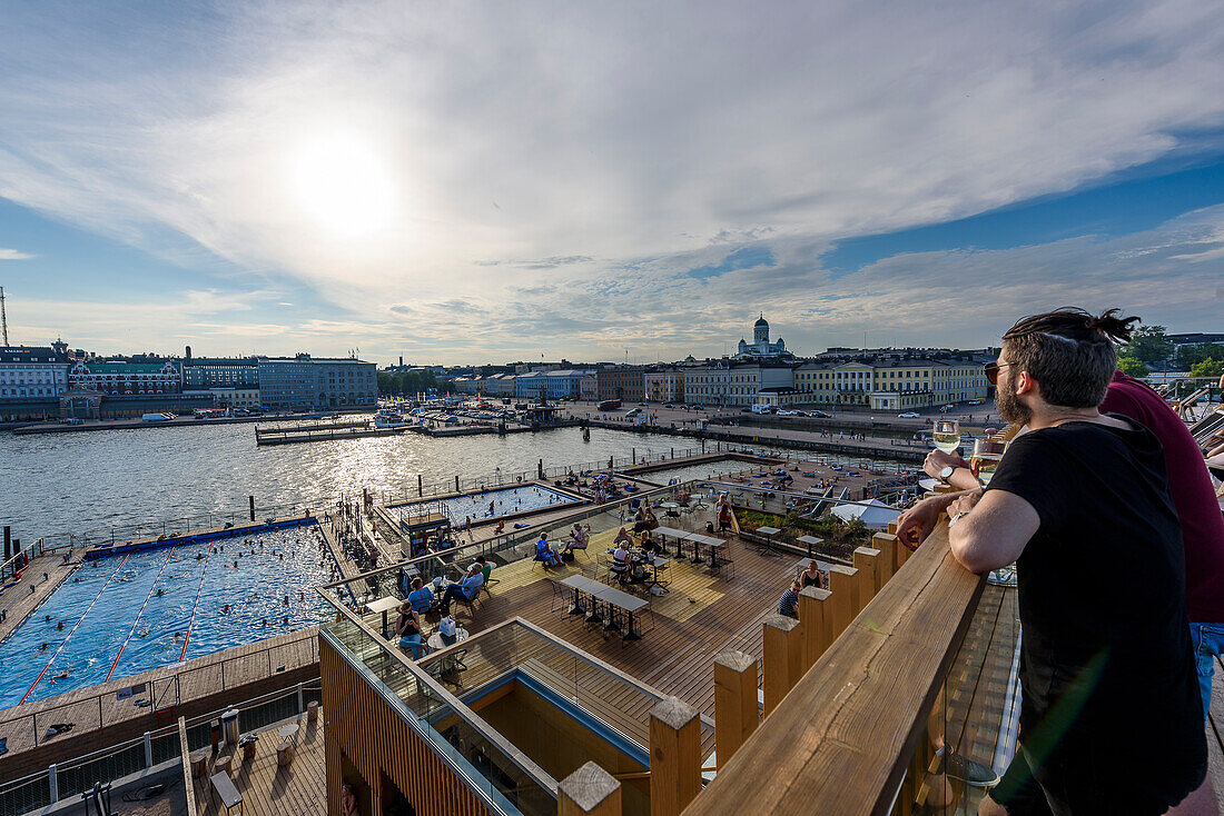 Dachterrase von Allas Sea Pool, Blick auf die Stadt und Hafenbecken, Helsinki, Finnland