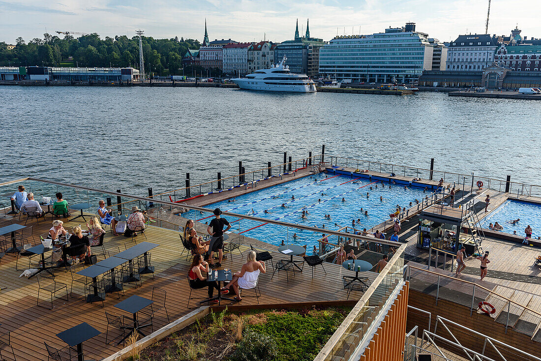 Allas Sea Pool, badende Menschen in dem ins Hafenbecken eingelassenen Pool, Helsink, Finnland