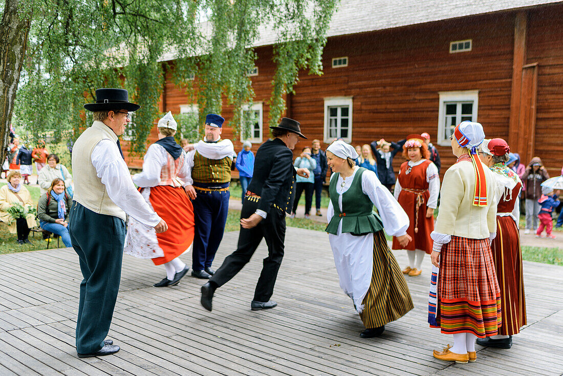 Volkstanz und Musik auf Mitsommer Fest im Seurasaari Freilichtmuseum, Helsinki, Finnland