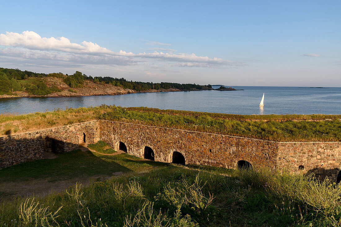 Naherholungsgebiet und Festungsanlage auf der Insel Suomenlinna vor Helsinki, Finnland