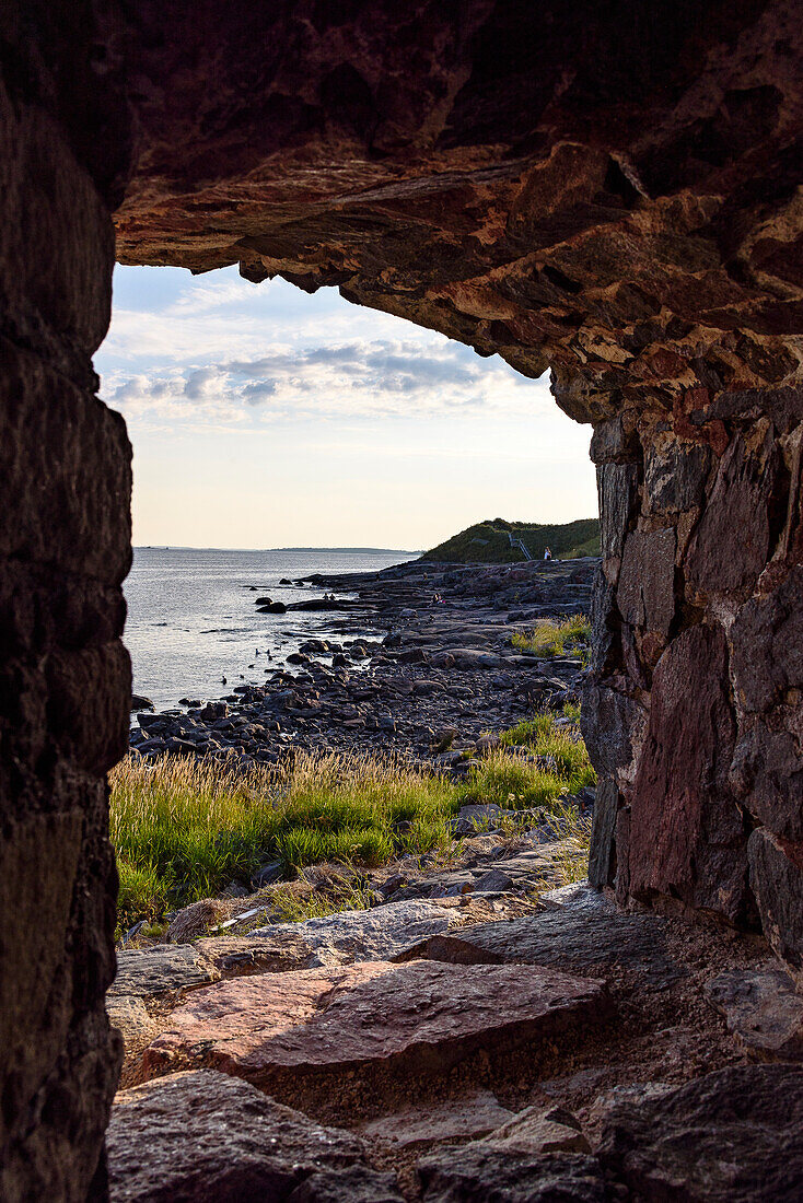 Naherholungsgebiet und Festungsanlage auf der Insel Suomenlinna vor Helsinki, Finnland