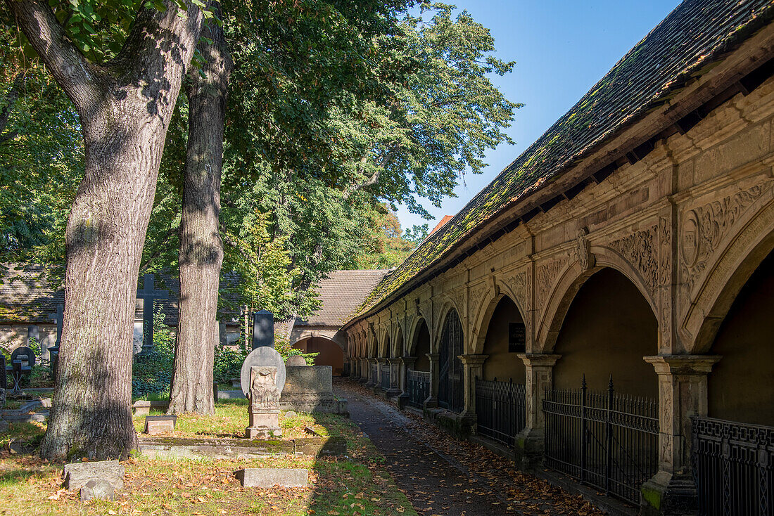 Stadtgottesacker, Friedhof, erbaut nach dem Vorbild italienischer Camposanto-Anlagen, Saalestadt Halle, Sachsen-Anhalt, Deutschland