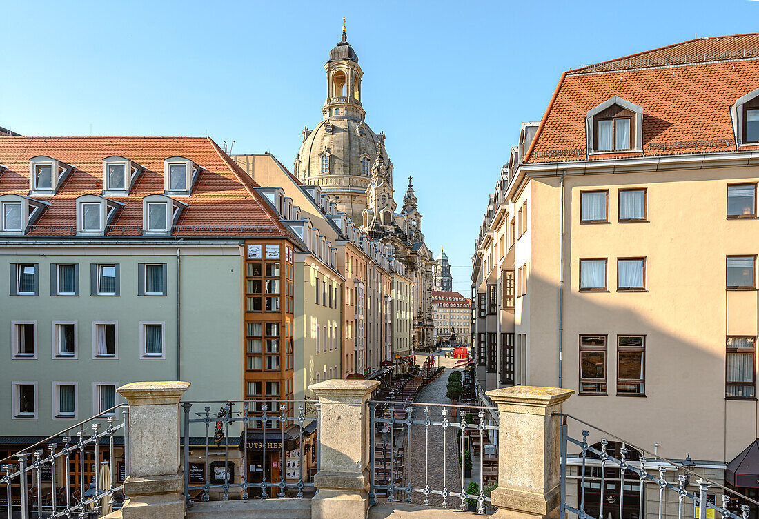 Aussicht von der Brühlschen Terasse auf die Frauenkirche in der Dresdner Altstadt, Sachsen, Deutschland