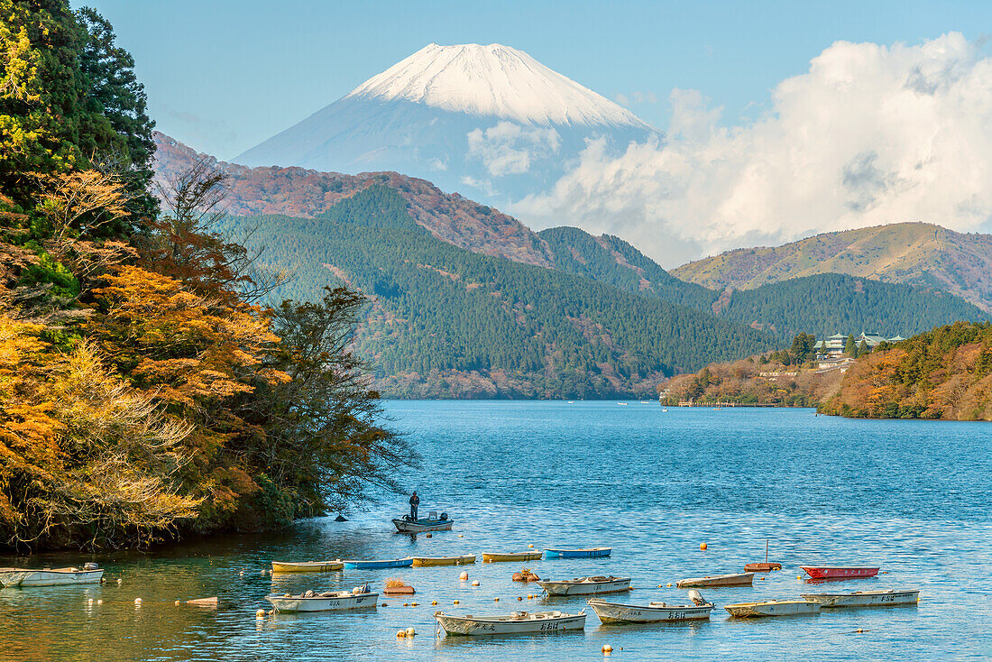 Fischerboote auf dem Lake Ashi (Ashinoko) mit Mount Fuji im Hintergrund, Hakone, Japan