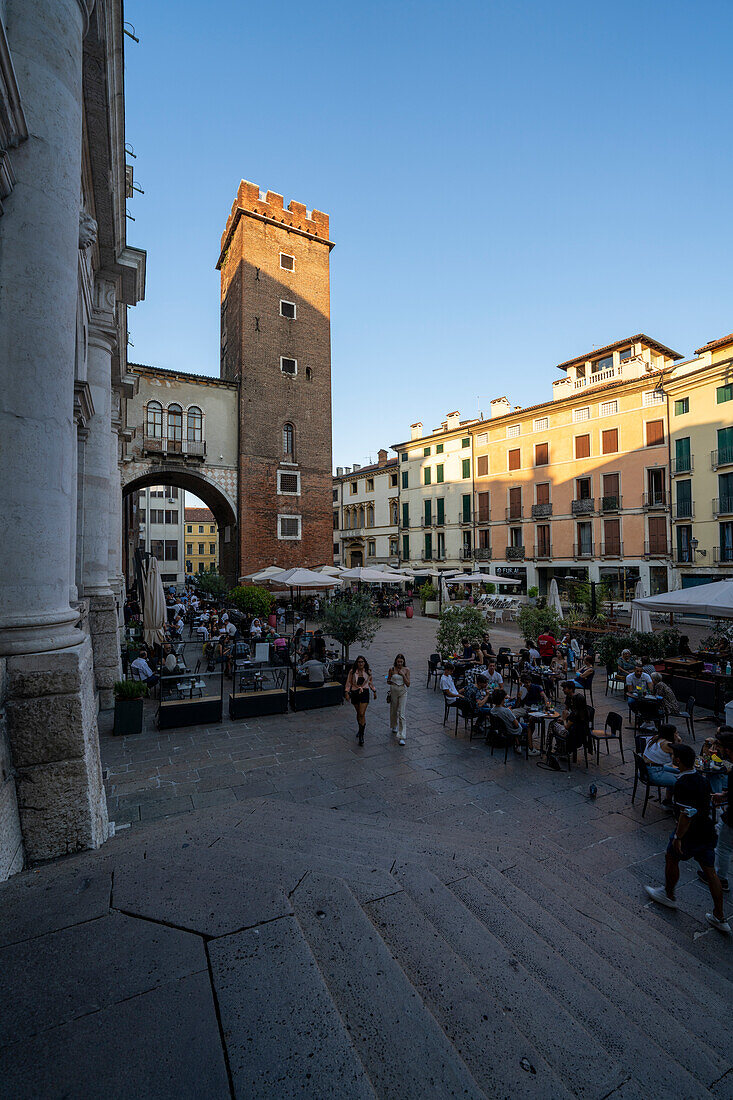 Blick über den Piazza delle Erbe neben der Basilika Palladiana in Vicenza, Venetien, Italien