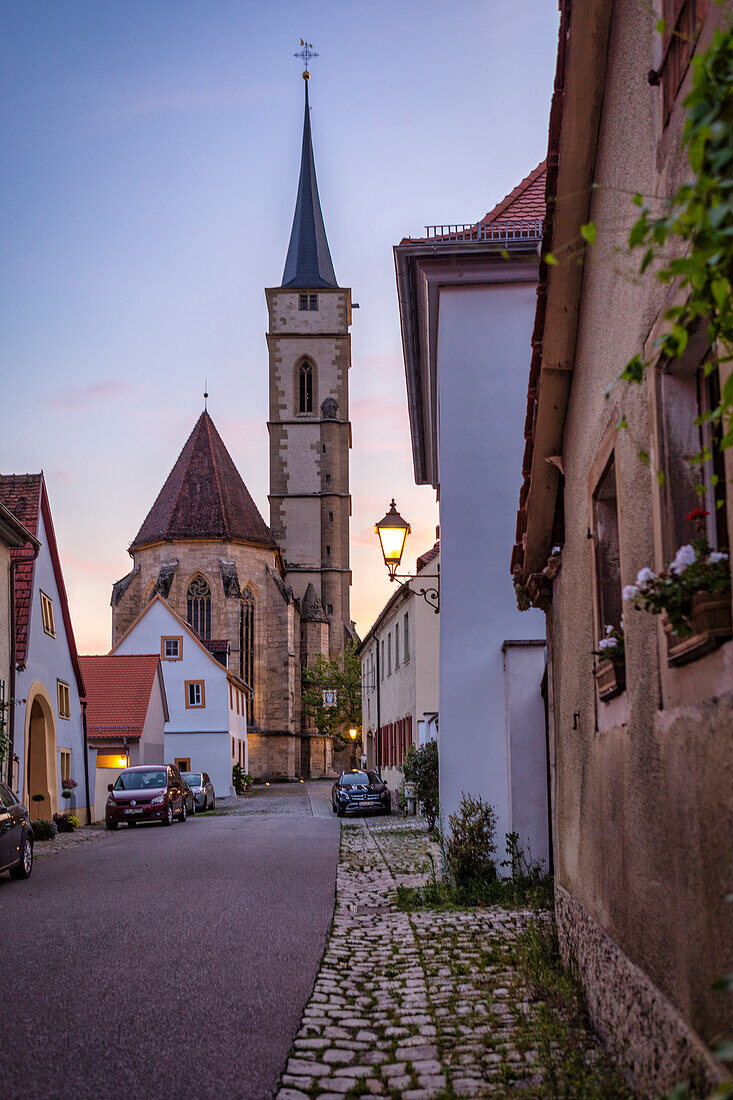 Die Kirche St. Veit in Iphofen am späten Abend, Kitzingen, Unterfranken, Franken, Bayern, Deutschland, Europa