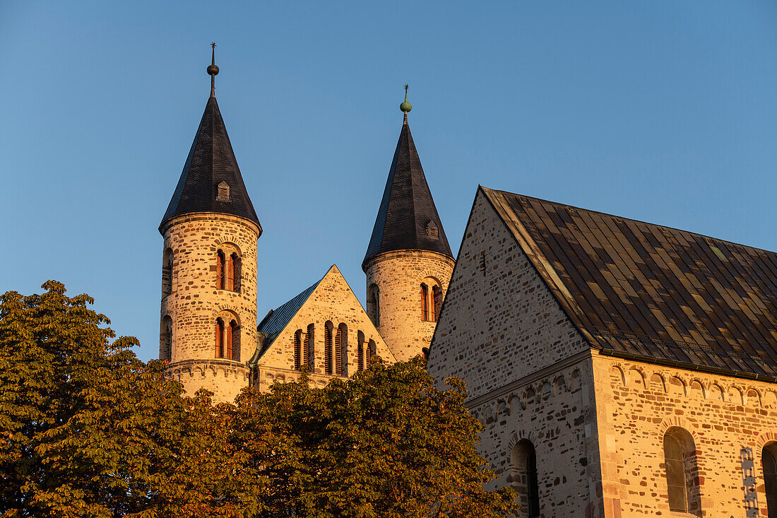 Kloster Unser Lieben Frauen im Licht der Morgensonne, Magdeburg, Sachsen-Anhalt, Deutschland