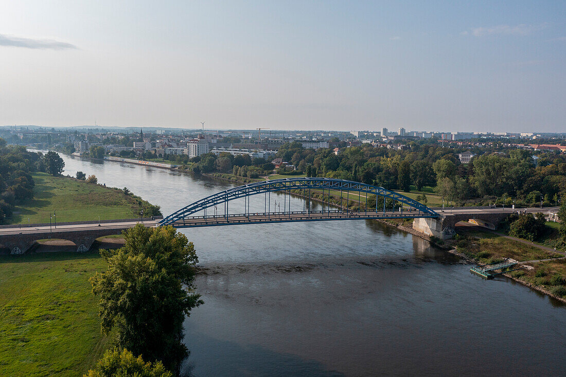 Sternbrücke, verbindet die Innenstadt mit dem Stadtpark Rotehorn, Magdeburg, Sachsen-Anhalt, Deutschland
