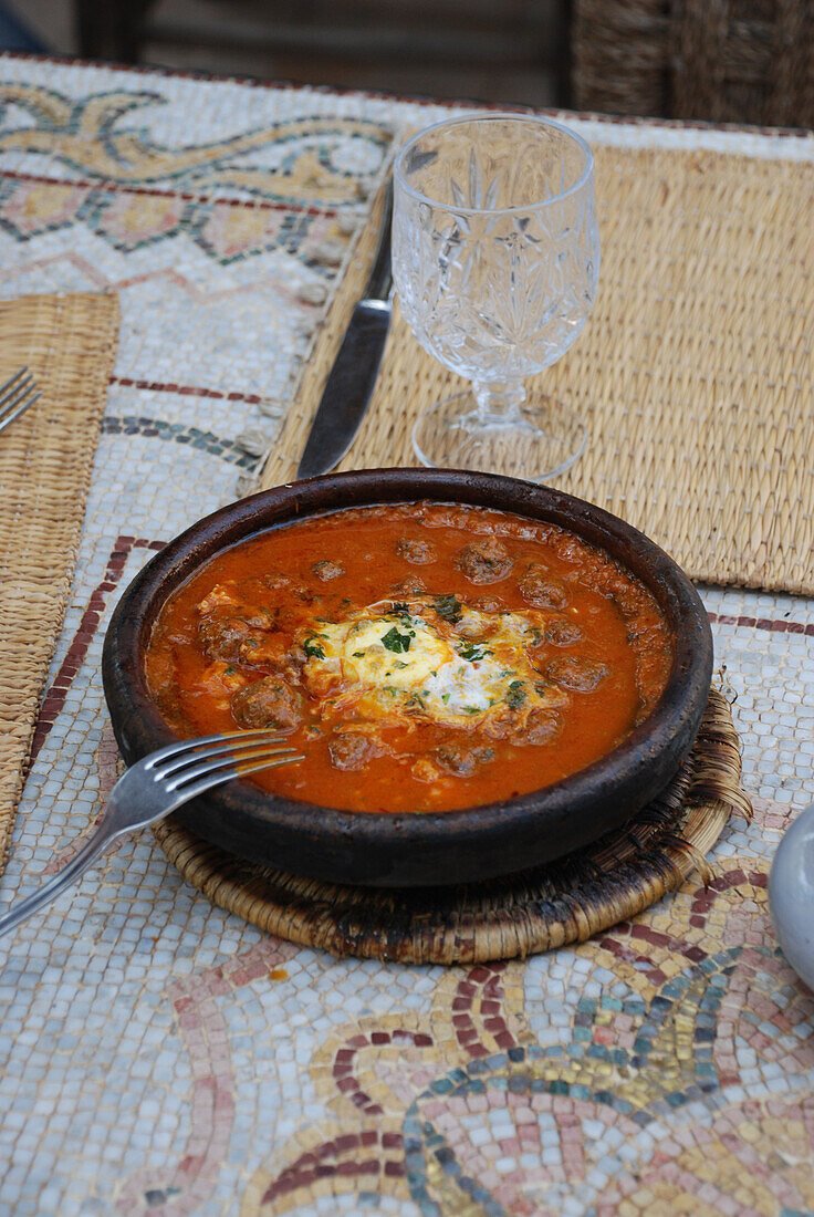 Kefta Tajine mit Ei (traditionelles marokkanisches Gericht) serviert in der Medina von Agadir, Marokko