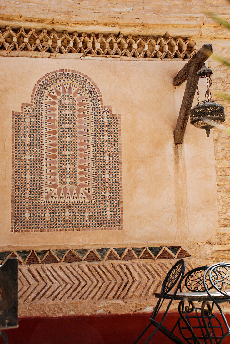 Straßendetail in der Medina von Agadir, das ein traditionelles Berberdorf nachbildet, Agadir, Marokko