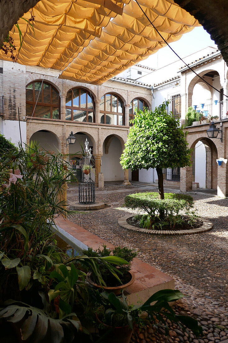 Beschatteter Innenhof in Cordoba, Andalusien, Spanien