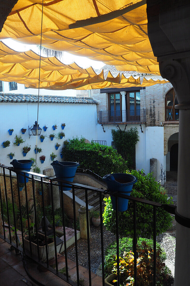 Typischer Innenhof mit Wandtöpfen in Cordoba, Andalusien, Spanien