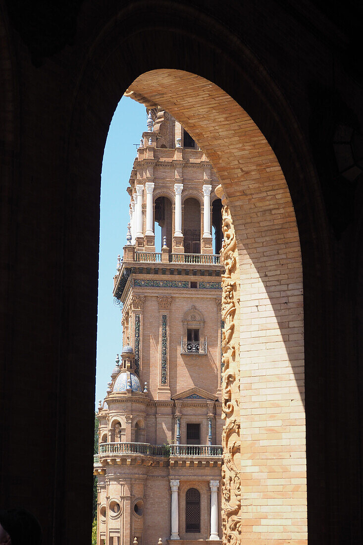 Blick durch Bogen auf die Kathedrale von Sevilla, Andalusien, Spanien