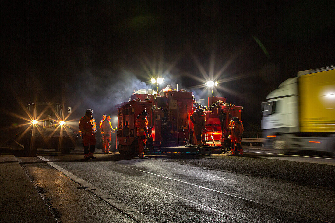 Nachtbaustelle A2, Hannover, Express-Sanierung, Bauarbeiter bei Fahrbahnsanierung, Spurrinnenbeseitigung, Deutsche Autobahn