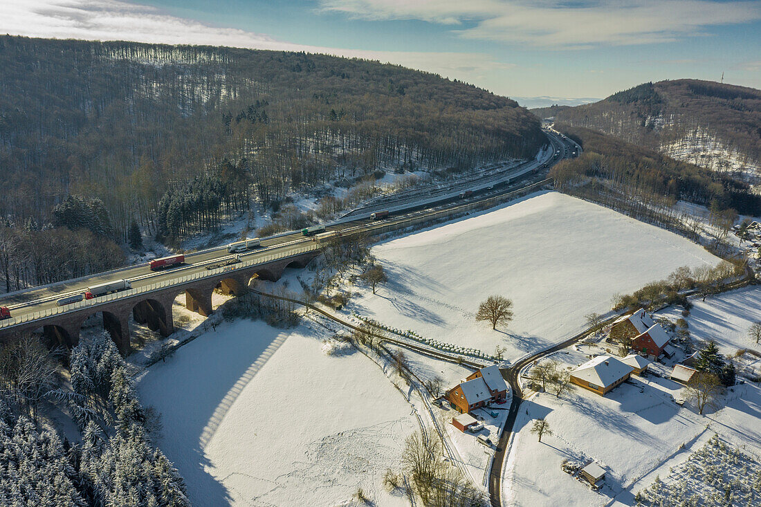 A2 bei Bückeburg, verschneite Hänge des Wesergebirges, Talbrücke von Schermbeck, Deutsche Autobahn